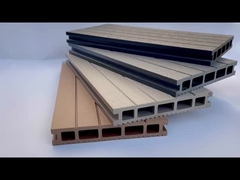 外面の床に wpc のデッキ