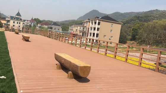 プールや庭園のためのカスタマイズされた耐久性のあるWPC複合材デッキ
